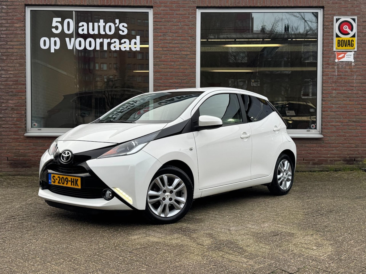 Toyota Aygo - 1.0 VVT-i x-play | Airco | Camera | Cruise | Leer | Stoelverwarming - AutoWereld.nl