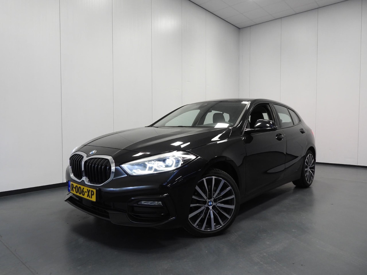 BMW 1-serie - 118i Aut. Intro Sport Line VOL LEER/NAVI/CAMERA/LED/18"LMV! - AutoWereld.nl