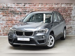 BMW X1 - sDrive20i Executive Automaat / Navigatie / Leder / Parkeersensoren / Cruise Control / Blue