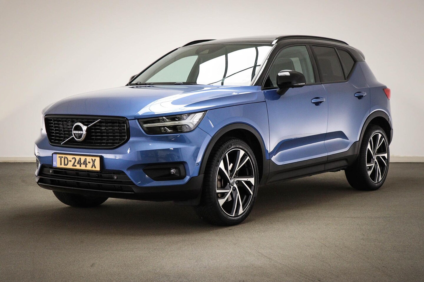 Volvo XC40 - 2.0 T4 R-Design | PANORAMADAK | SCANDINAVIAN / LUXURY / CONNECTIVITY- PACK | APPLE | 360 C - AutoWereld.nl