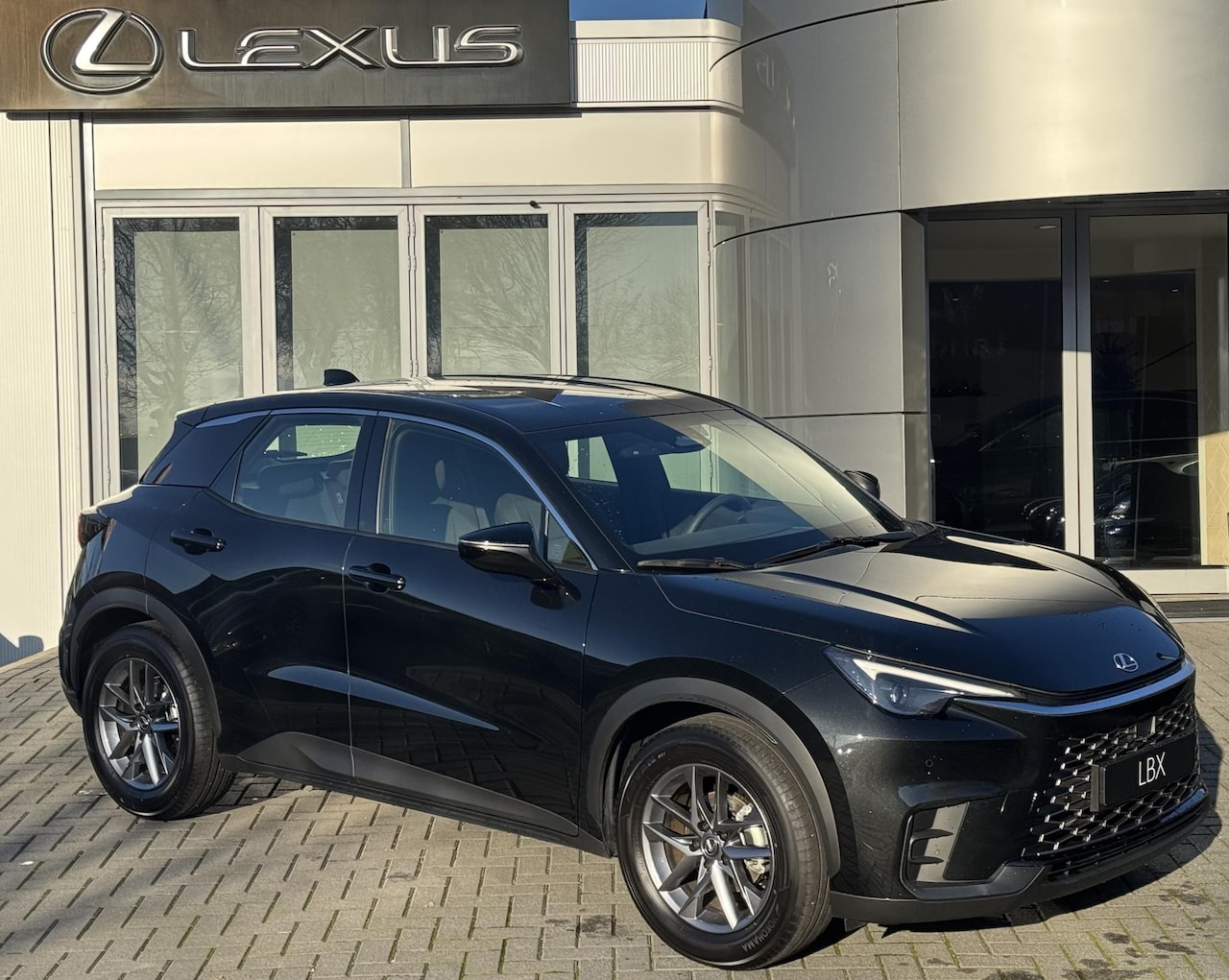 Lexus LBX - 2WD STOELVERW STUURVERW PARK-SENSOR BLIND-SPOT CARPLAY LENDESTEUN - AutoWereld.nl