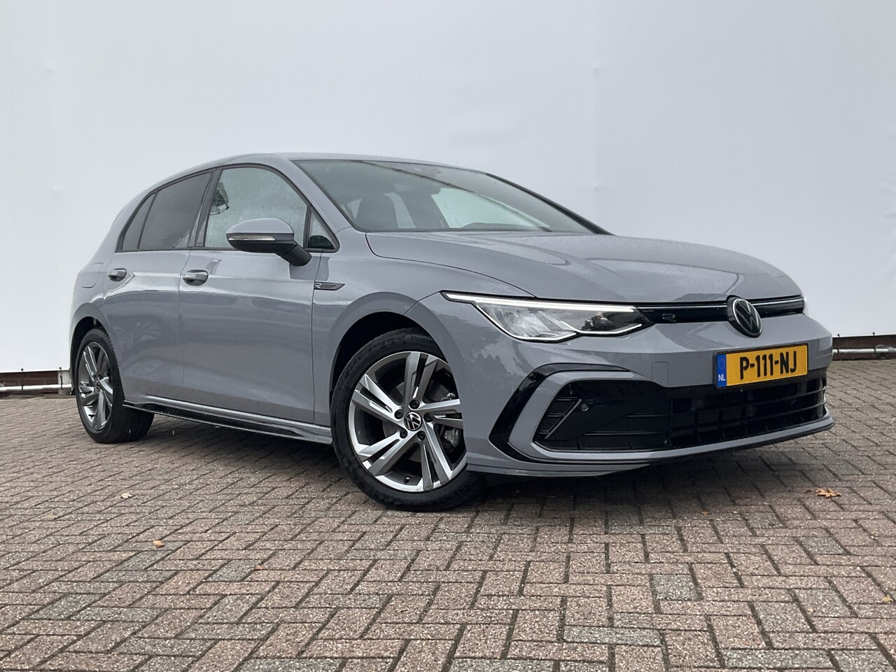 Volkswagen Golf - 1.5 eTSI R-Line Business+ Automaat Adap.Cruise Stoel/Stuurverw Led Sfeerverlichting! - AutoWereld.nl