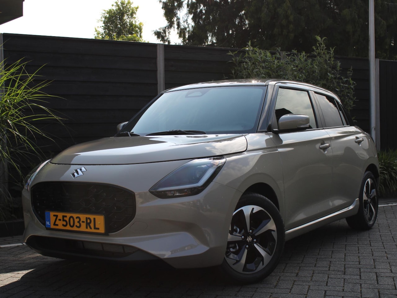 Suzuki Swift - Style 1.2 Smart Hybrid 82PK 5DRS Navigatie, Parkeerhulp achter, Camera Achter, Lichtmetale - AutoWereld.nl