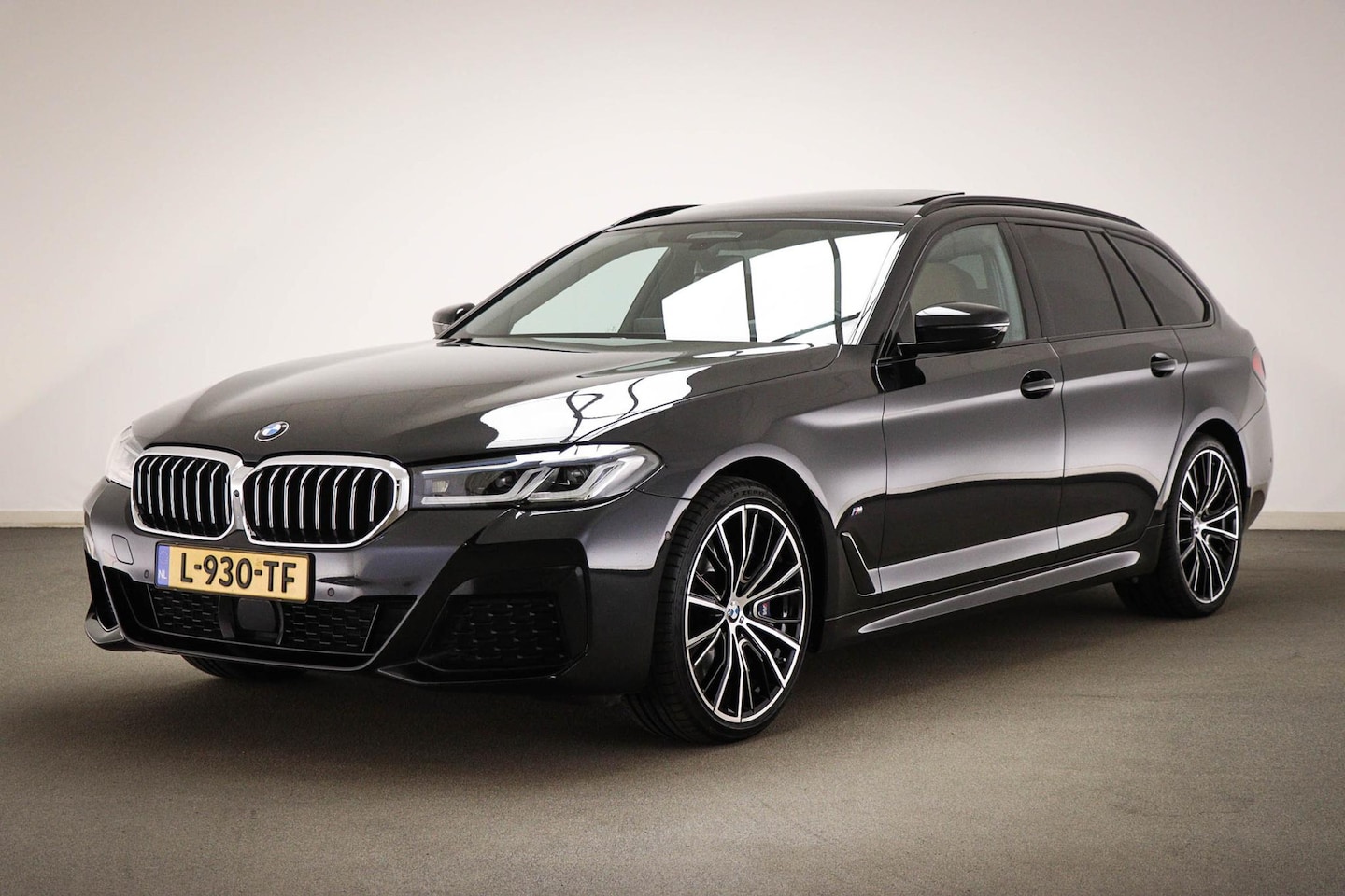 BMW 5-serie Touring - 540i xDrive High Executive | LASER LED | HEAD UP | PANORAMADAK | 360 CAMERA | TREKHAAK - AutoWereld.nl