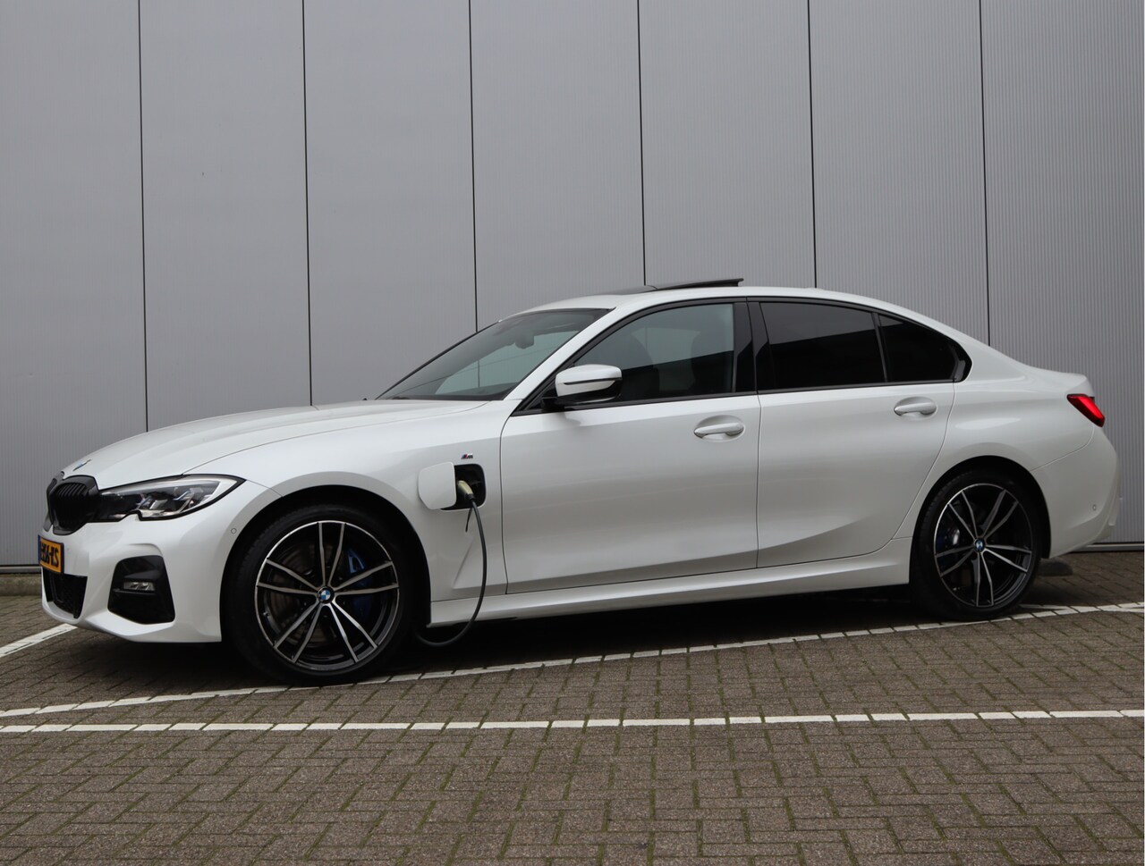 BMW 3-serie - 330e M-sport | Schuifdak | Leder | Laser | 88,6% SOH | Org. NL - AutoWereld.nl