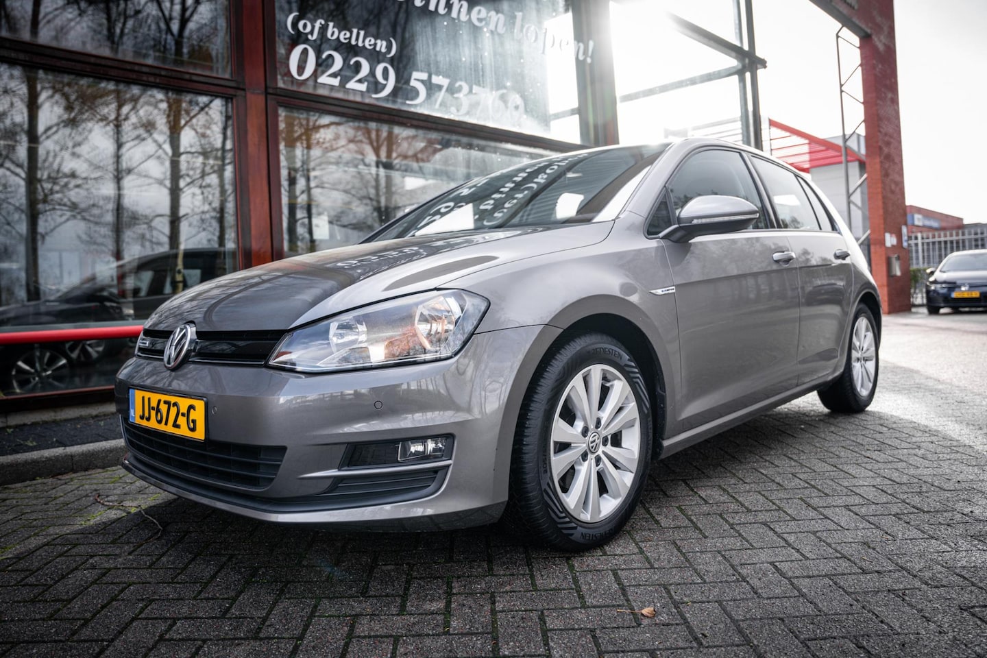 Volkswagen Golf - 1.0 TSI Business | Trekhaak | Automaat | Cruise control | Camera | Parkeerhulp | - AutoWereld.nl