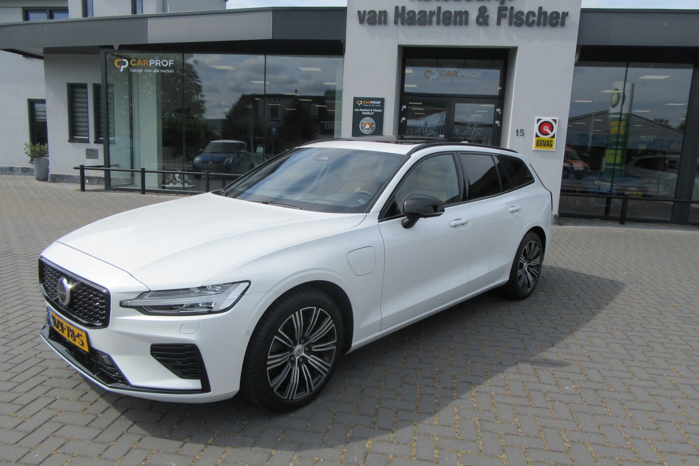 Volvo V60 - 2.0 T6 Plug-in hybrid AWD Ultra Dark, Full Options - AutoWereld.nl