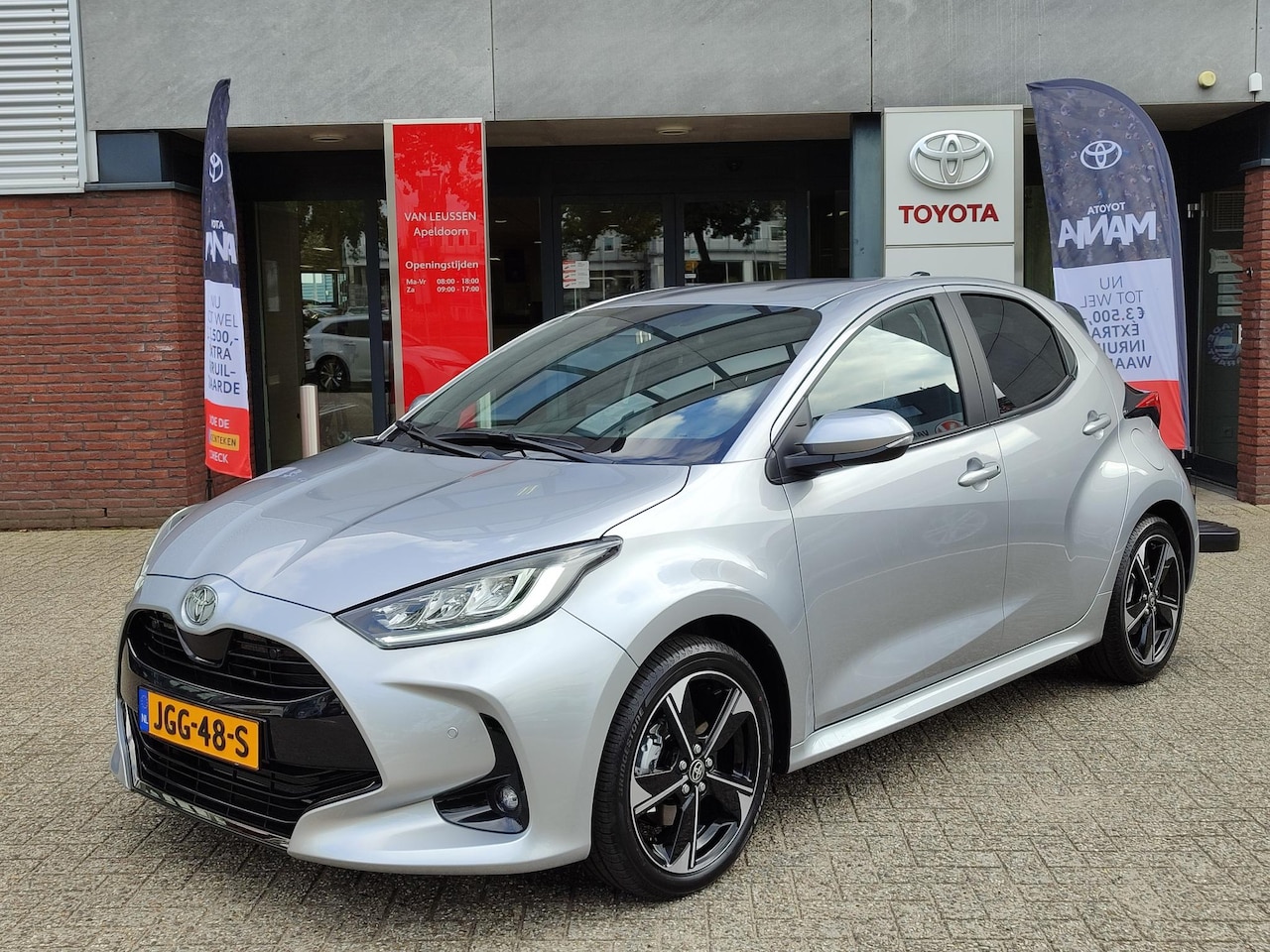 Toyota Yaris - Hybrid 130 EXECUTIVE STOELVERW PARK-SENSOREN 17'' LM-VELGEN BLIND SPOT LED APPLE/ANDROID C - AutoWereld.nl