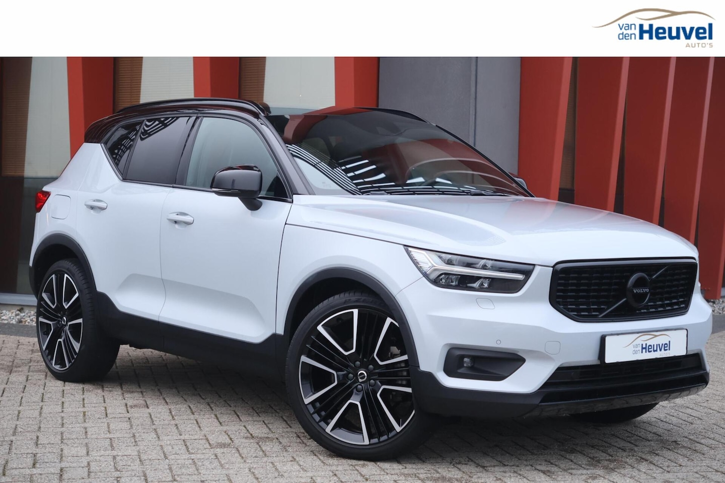 Volvo XC40 - T4 Recharge R-Design | Stoelverwarming | Parkeercamera | H&K | Pilot Assist | Glossy Black - AutoWereld.nl
