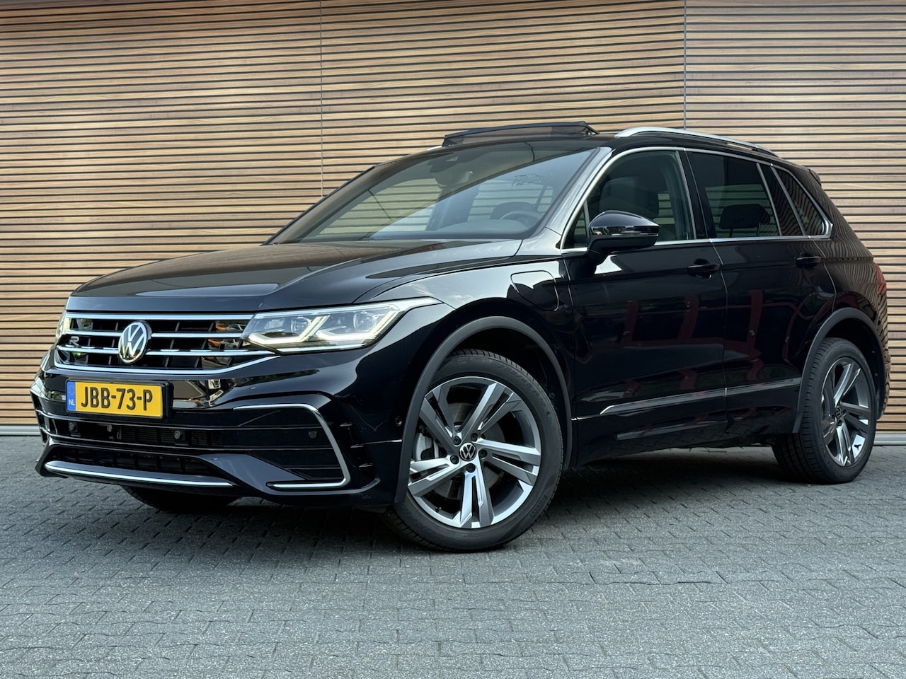Volkswagen Tiguan - 1.4 TSI eHybrid R-Line Business+ Panodak / Dodehoek / Navi / Camera / Clima - AutoWereld.nl