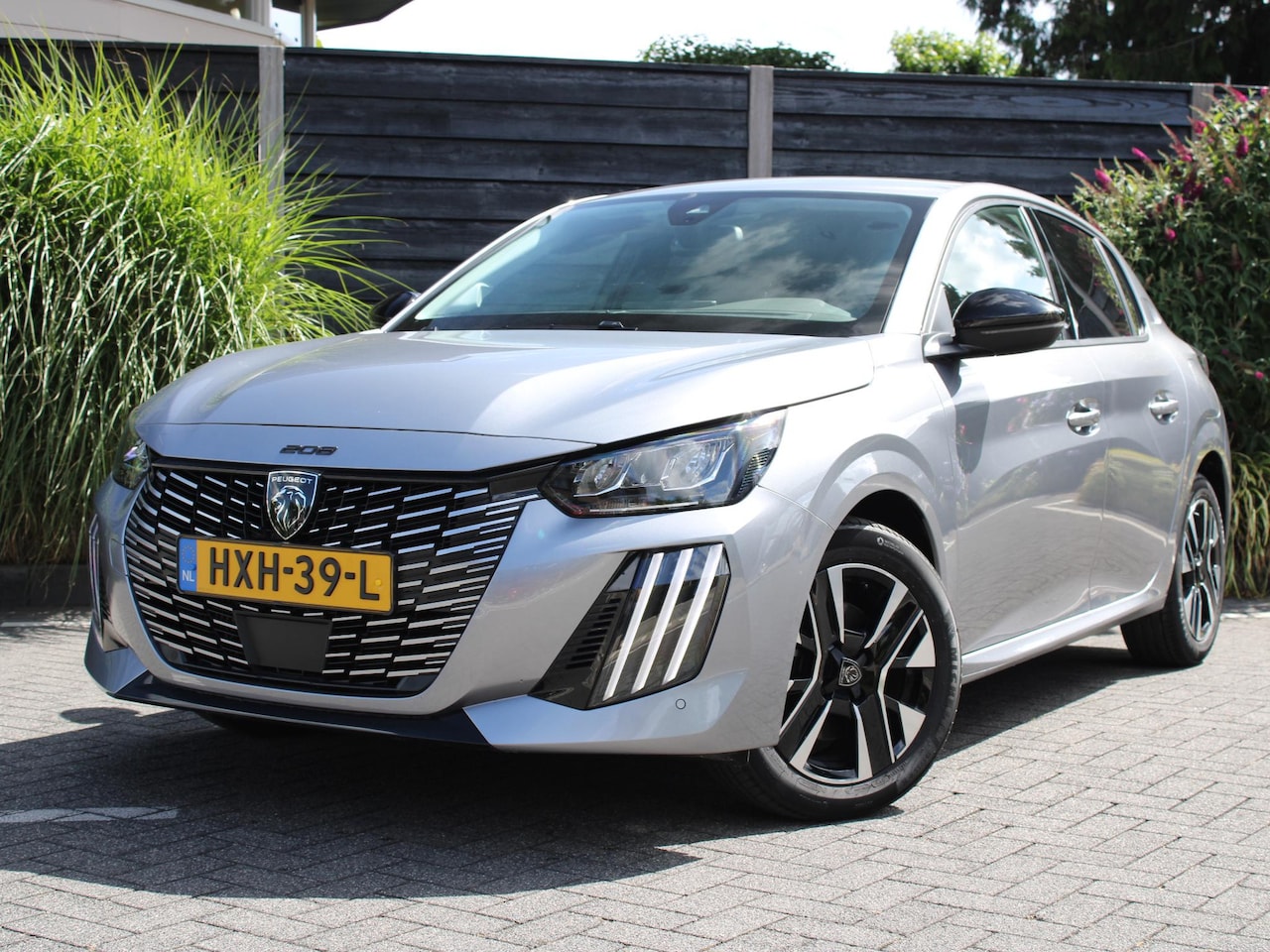 Peugeot 208 - Allure 1.2 Hybrid 100PK e-DCS6 Automaat Keyless, Navigatie, Achteruitrijcamera, Stoelverwa - AutoWereld.nl