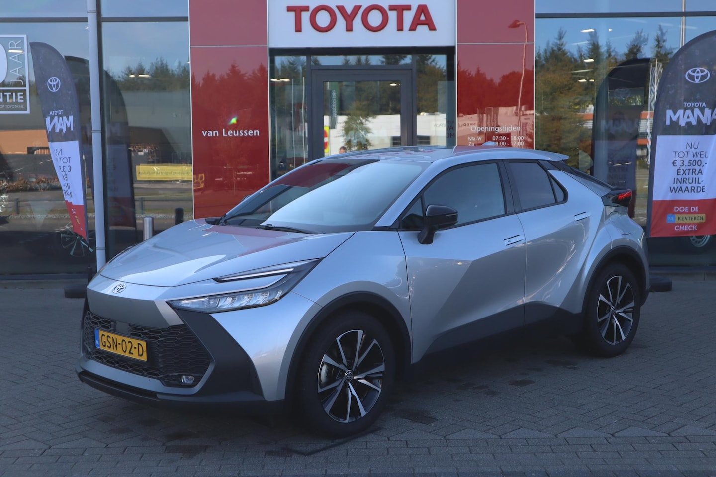Toyota C-HR - HYBRID 140 DYNAMIC APPLE/ANDROID BLIND-SPOT KEYLESS PARKSENSOREN PARKCAMERA AD-CRUISE NL-A - AutoWereld.nl