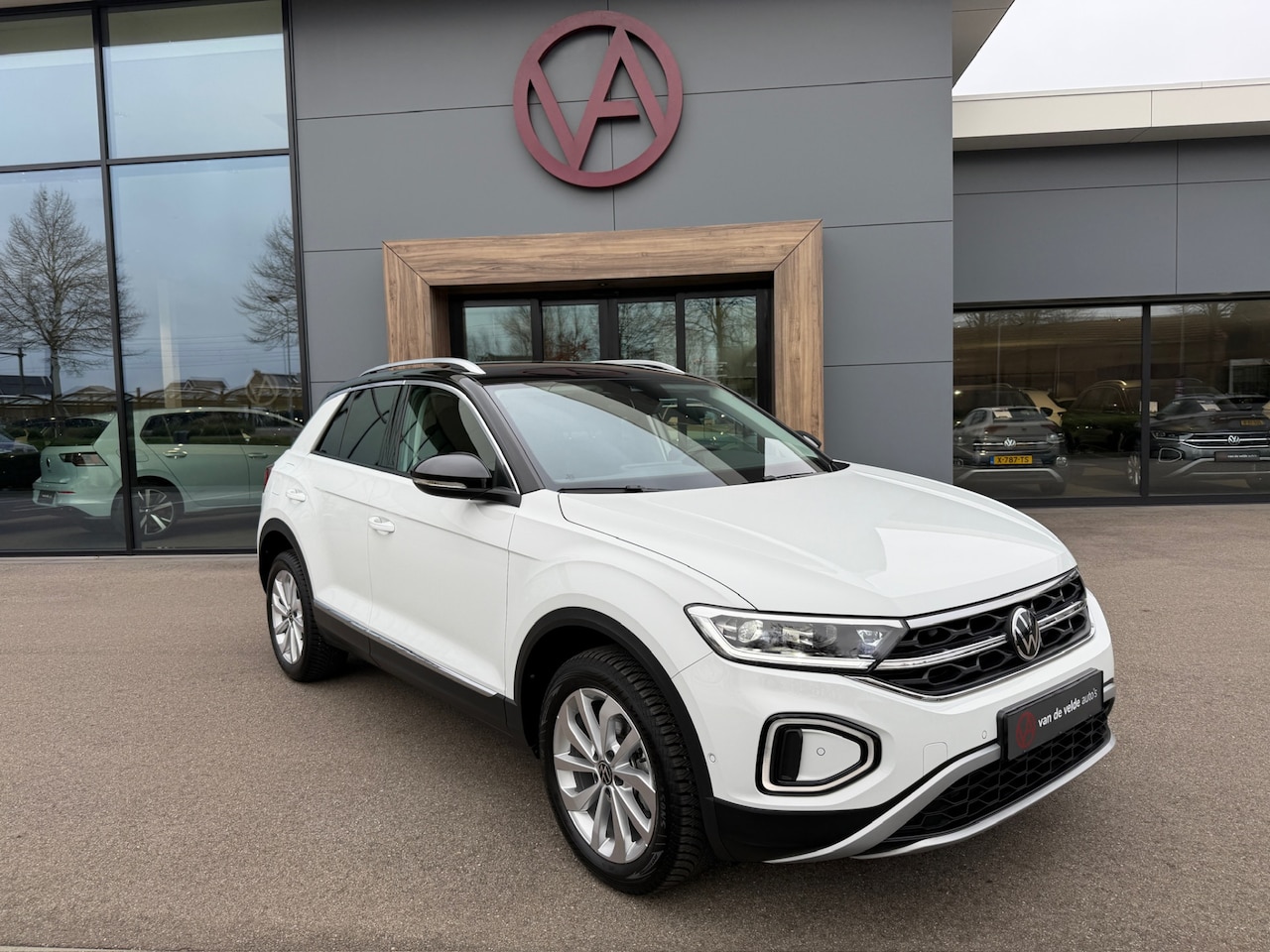 Volkswagen T-Roc - 1.5 TSI 150pk DSG Style | Trekhaak | Navi | IQ light | Adapt. Cruise | Rijklaar incl. gara - AutoWereld.nl