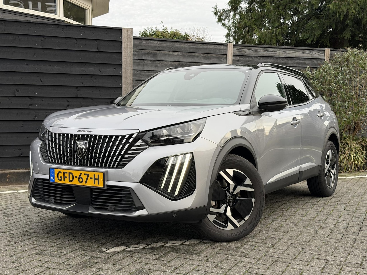 Peugeot 2008 - GT 1.2 Hybrid 136PK e-DCS6 Automaat Navigatie, Achteruitrijcamera, Keyless, Parkeersensore - AutoWereld.nl