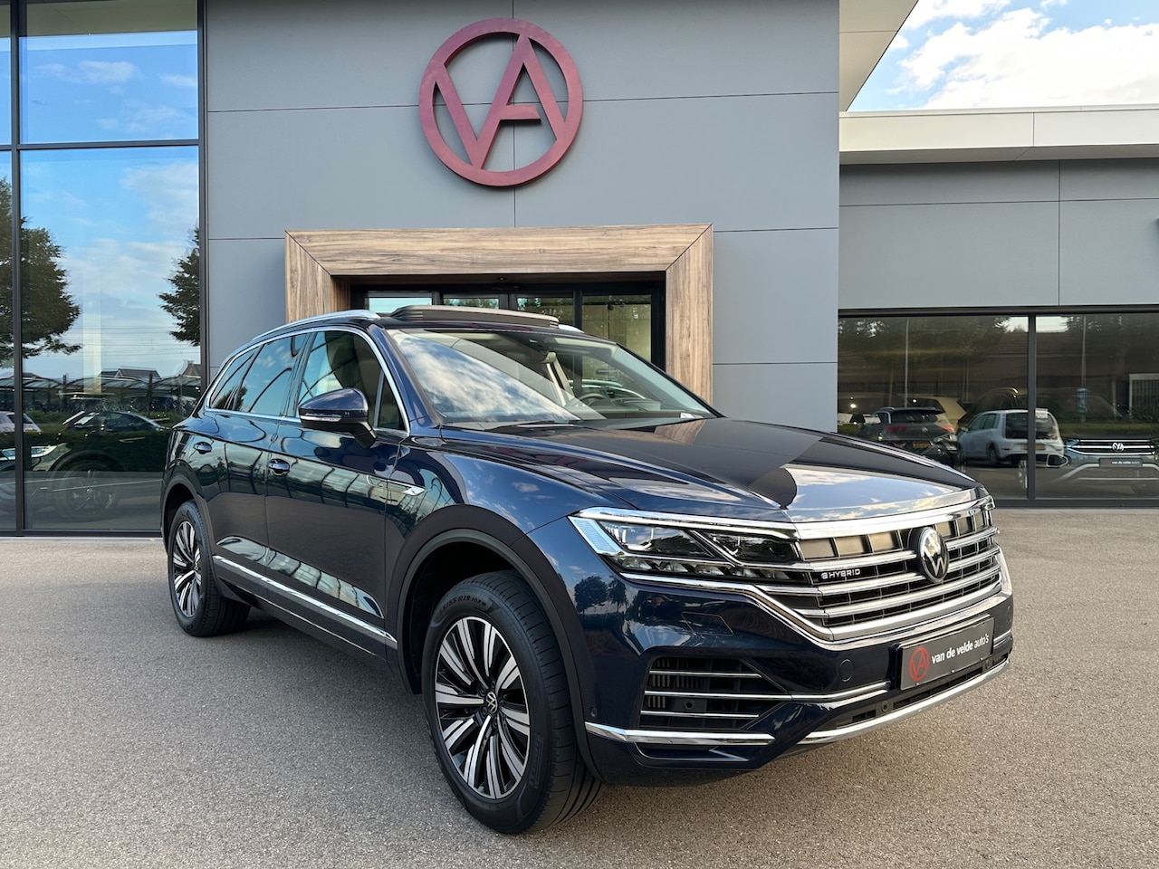 Volkswagen Touareg - 3.0 TSi eHybrid 4MOTION Elegance | Panoramadak | Trekhaak | Head up | Leder | Rijklaar inc - AutoWereld.nl