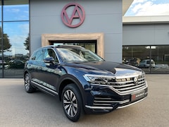Volkswagen Touareg - 3.0 TSi eHybrid 4MOTION Elegance | Panoramadak | Trekhaak | Head up | Leder | Rijklaar inc