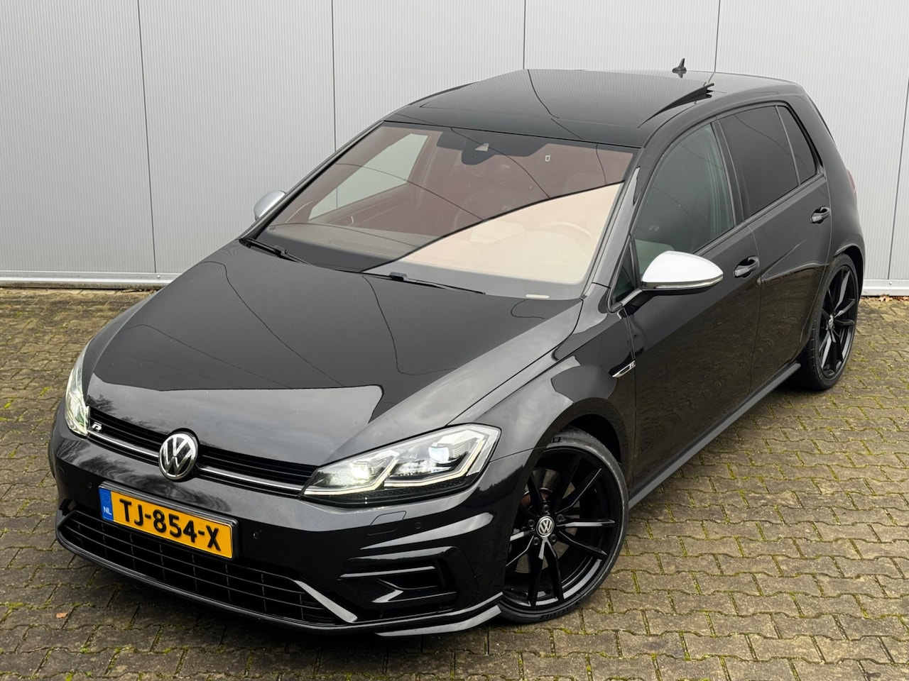 Volkswagen Golf - 2.0TSI R 4MOTION 310PK PANO VIRTUAL DASH ADAPTIVE CRUISE CARPLAY LEDER ELEKTRISCHE VERSTEL - AutoWereld.nl