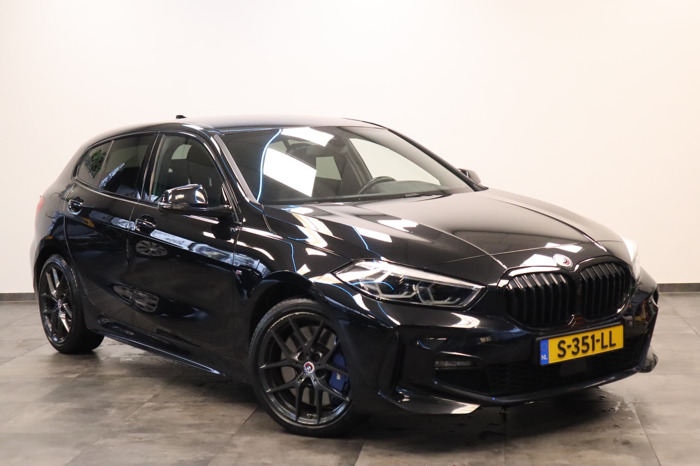 BMW 1-serie - 120i M-Sport Navigatie Full-led 24 maanden garantie mogelijk (*vraag naar de voorwaarden) - AutoWereld.nl