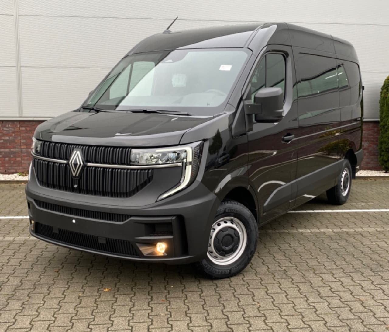 Renault Master - T35 2.0 dCi 130 L2H2 Advance Stoelverwarming / Laadruimte betimmering / Trekhaak / All sea - AutoWereld.nl