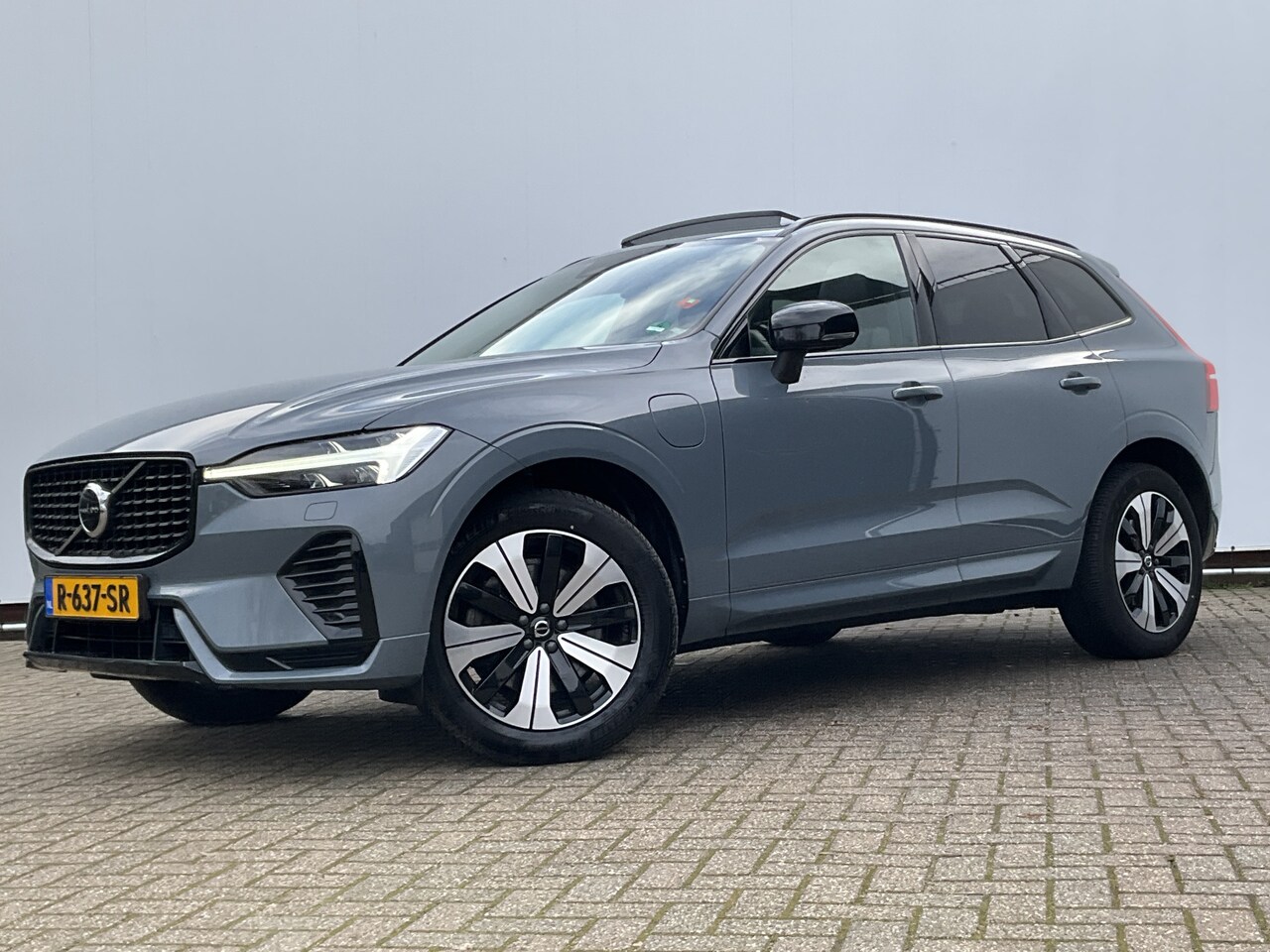 Volvo XC60 - 2.0 T8 Plug-in hybrid AWD Plus Dark 1Eig BLIS Memory Stoel/stuur Verw Pano Carplay inscrip - AutoWereld.nl