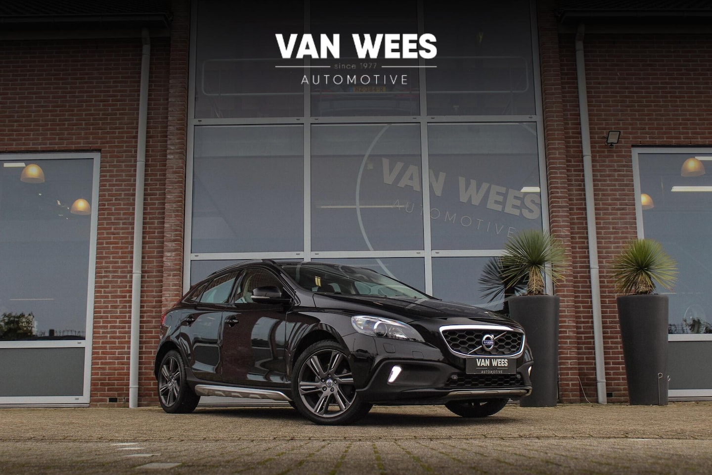 Volvo V40 Cross Country - 1.6 T4 Momentum | Automaat | 2e eigenaar | 180 pk | 18 inch | Xenon | Navi | Stoelverwarmi - AutoWereld.nl