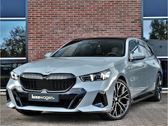 BMW 5-serie Touring - 520i M-Sport Pano Trekh B&W 21inch ACC 360 HUD Stoelventilatie Brooklyngrau