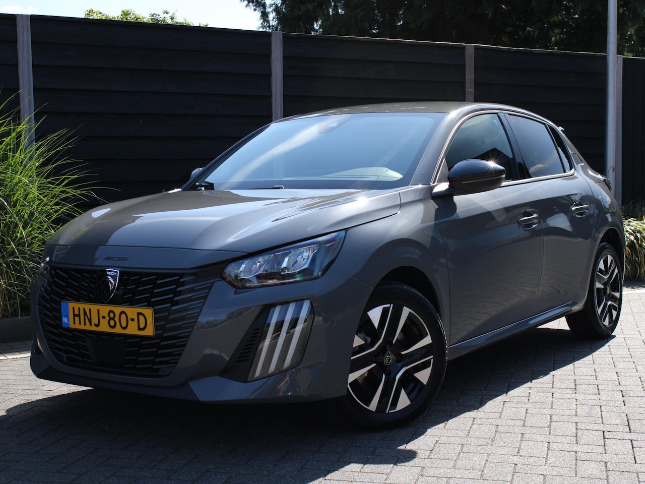 Peugeot 208 - Allure 1.2 Hybrid 110PK e-DCS6 Automaat Navigatie, 360 camera, Lichtmetalen velgen, Parkee - AutoWereld.nl