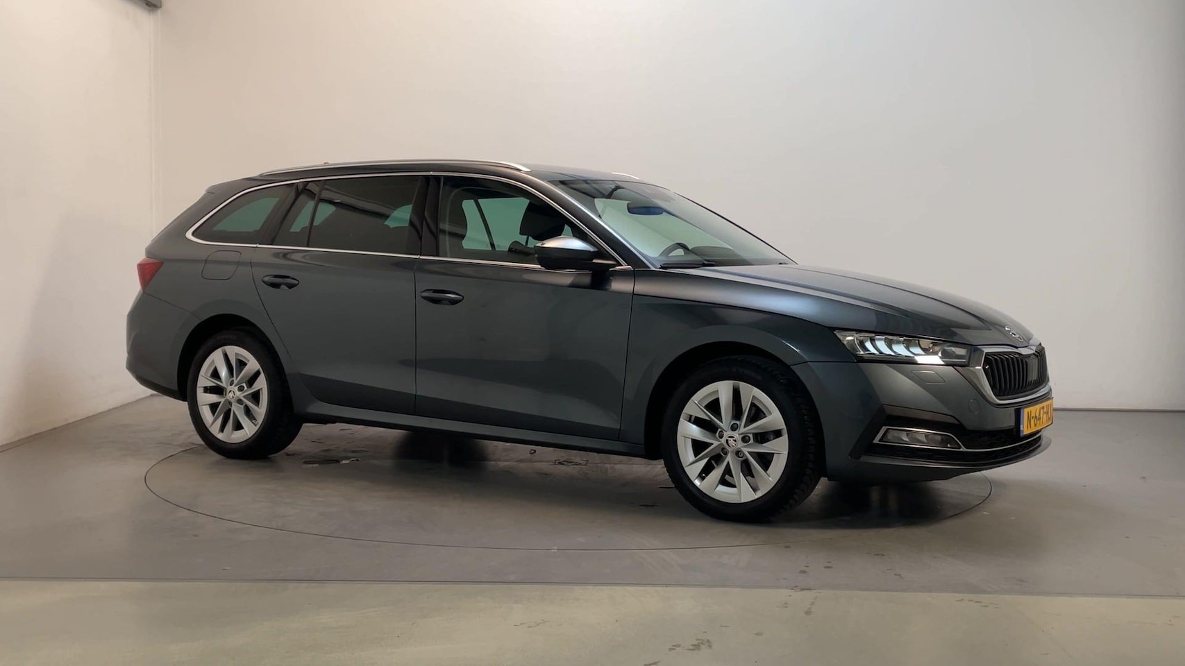 Skoda Octavia Combi - 1.0 e-TSI Ambition Stoelverwarming Camera Navigatie Adaptive Cruise - AutoWereld.nl