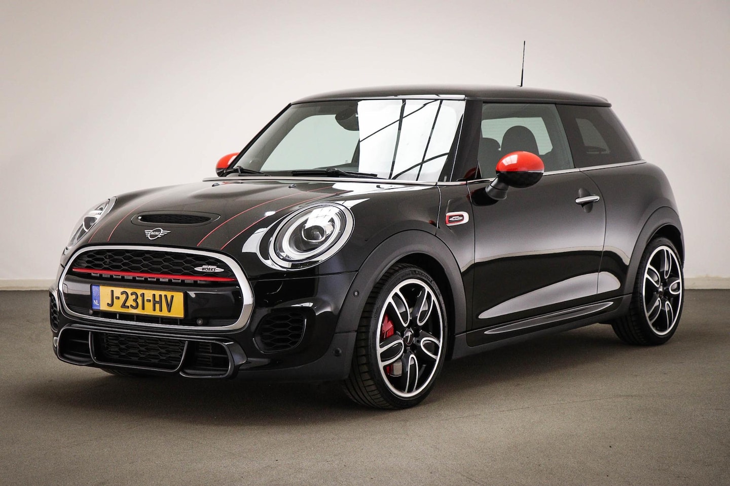 MINI John Cooper Works - Mini 2.0 Chili | PARK ASSIS PACK | HALF LEDER | STOELVERWARMING | APPLE | NAVIGATIE - AutoWereld.nl
