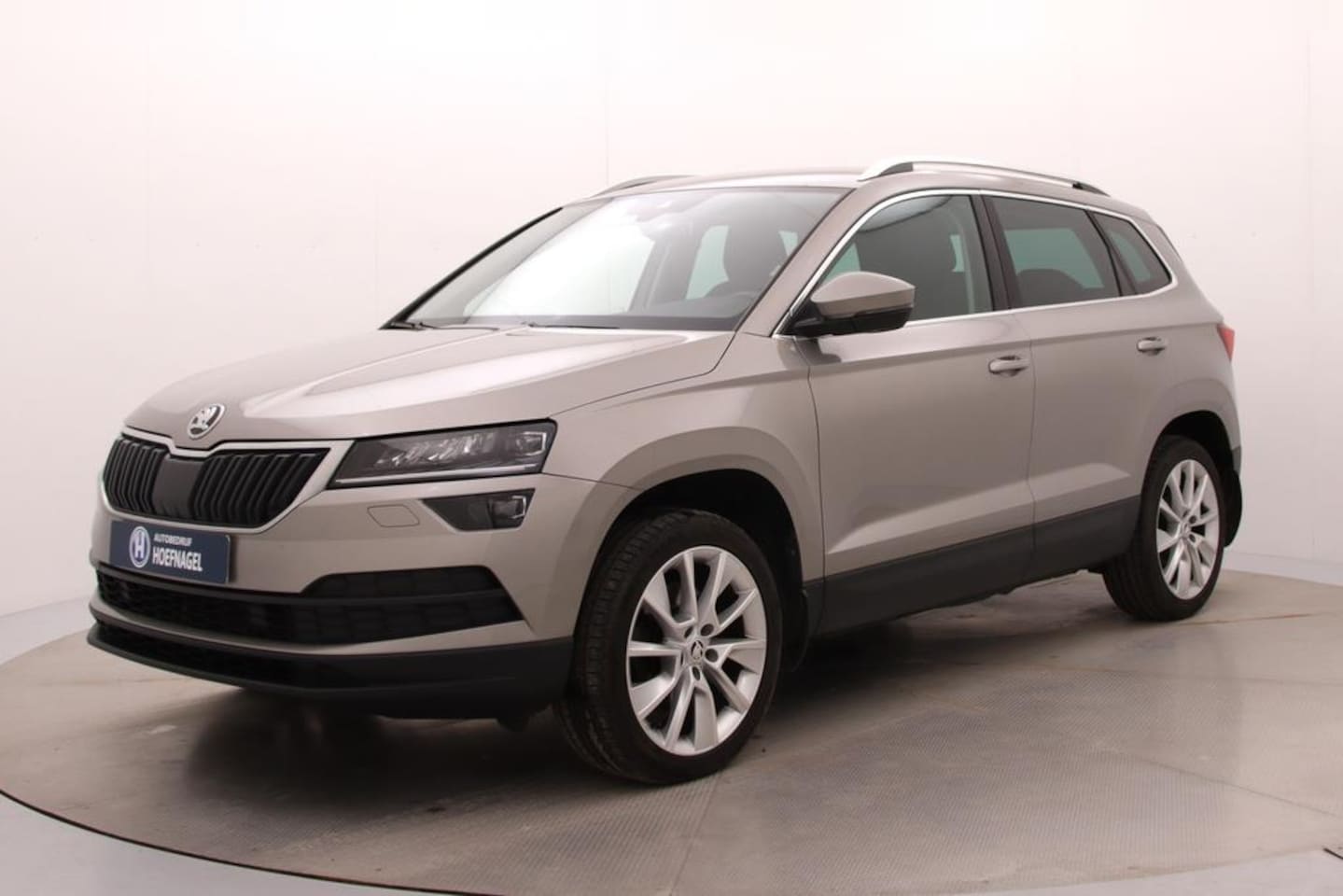 Skoda Karoq - 1.5 TSI ACT Style | Adaptive cruise control | Stoelverwarming | CarPlay | Trekhaak - AutoWereld.nl