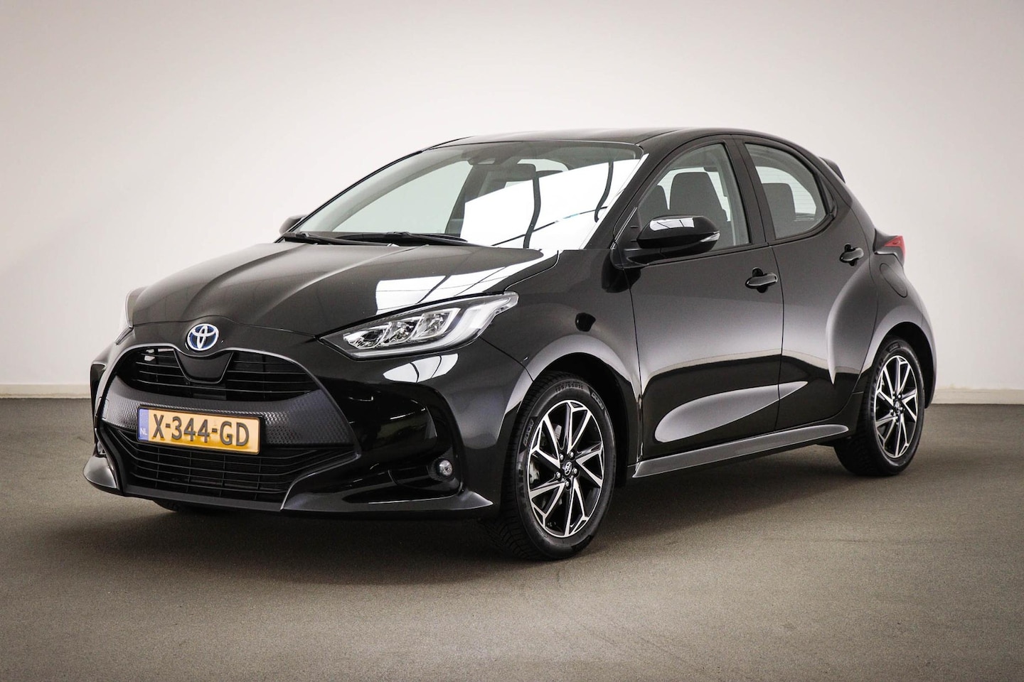 Toyota Yaris - 1.5 Hybrid Dynamic | LED | DAB | APPLE | CAMERA - AutoWereld.nl