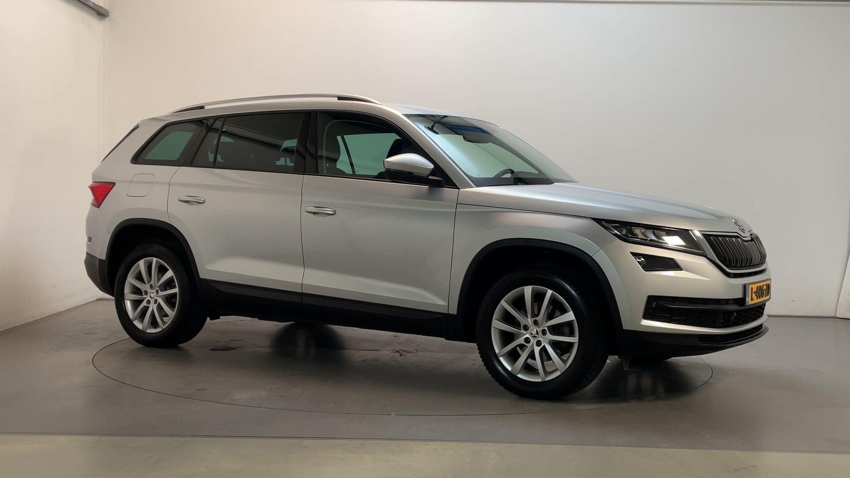 Skoda Kodiaq - 1.5 TSI 150pk DSG Business Edition Leder-Stof Camera Navigatie Sfeerverlichting - AutoWereld.nl