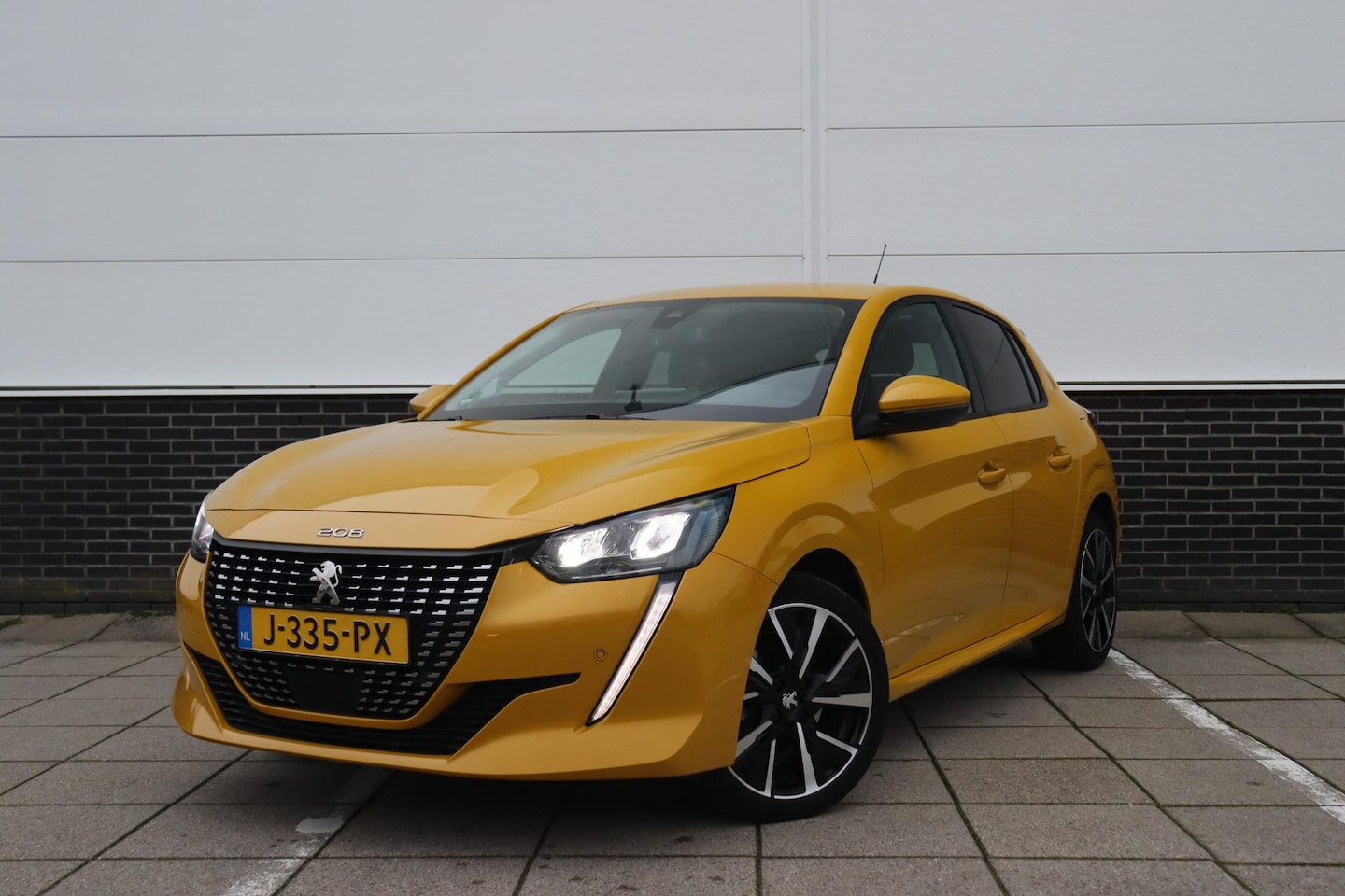 Peugeot 208 - 1.2 PureTech Blue Lease Allure Automaat / Navi / Clima / Camera / 17" GT Velgen - AutoWereld.nl