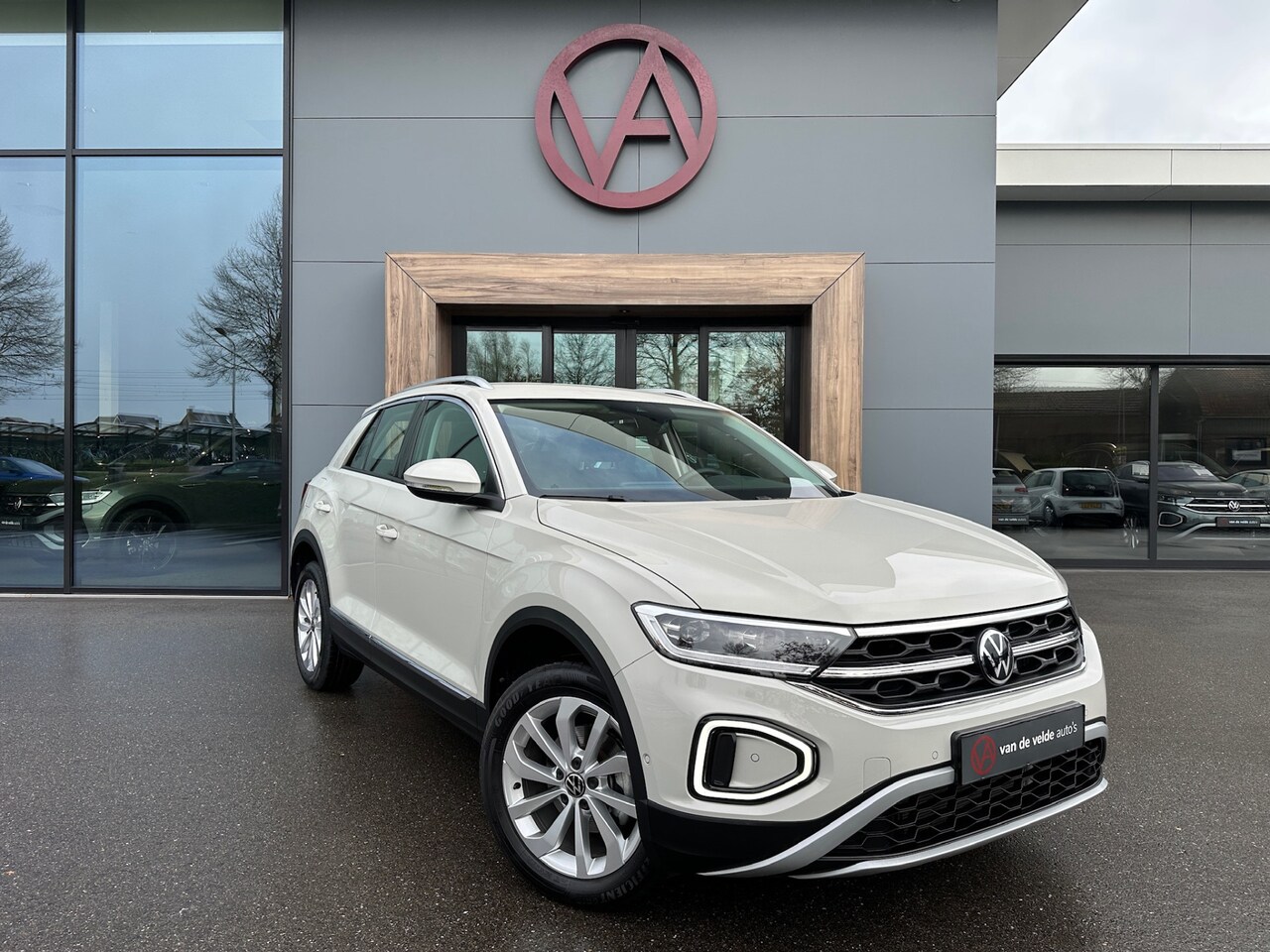 Volkswagen T-Roc - 1.5 TSI 150pk DSG Style Carplay | Camera | Keyless | Elek. Achterklep | Rijklaar incl. gar - AutoWereld.nl
