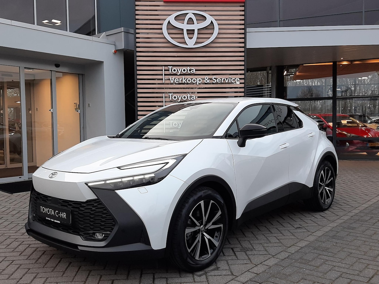 Toyota C-HR - 1.8 Hybrid 140 First Edition BLIND-SPOT ELEK-ACHTERKLEP DRAADLOOS-LADEN STOEL/STUURVERW PA - AutoWereld.nl