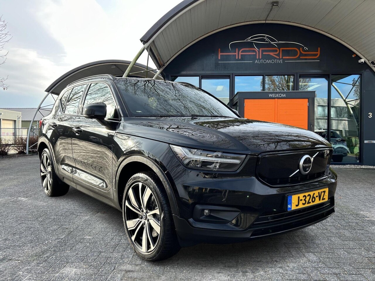 Volvo XC40 - Recharge P8 AWD R-Design Panoramadak Vol Leder 92% SOH NL-Auto Rijklaarprijs! - AutoWereld.nl