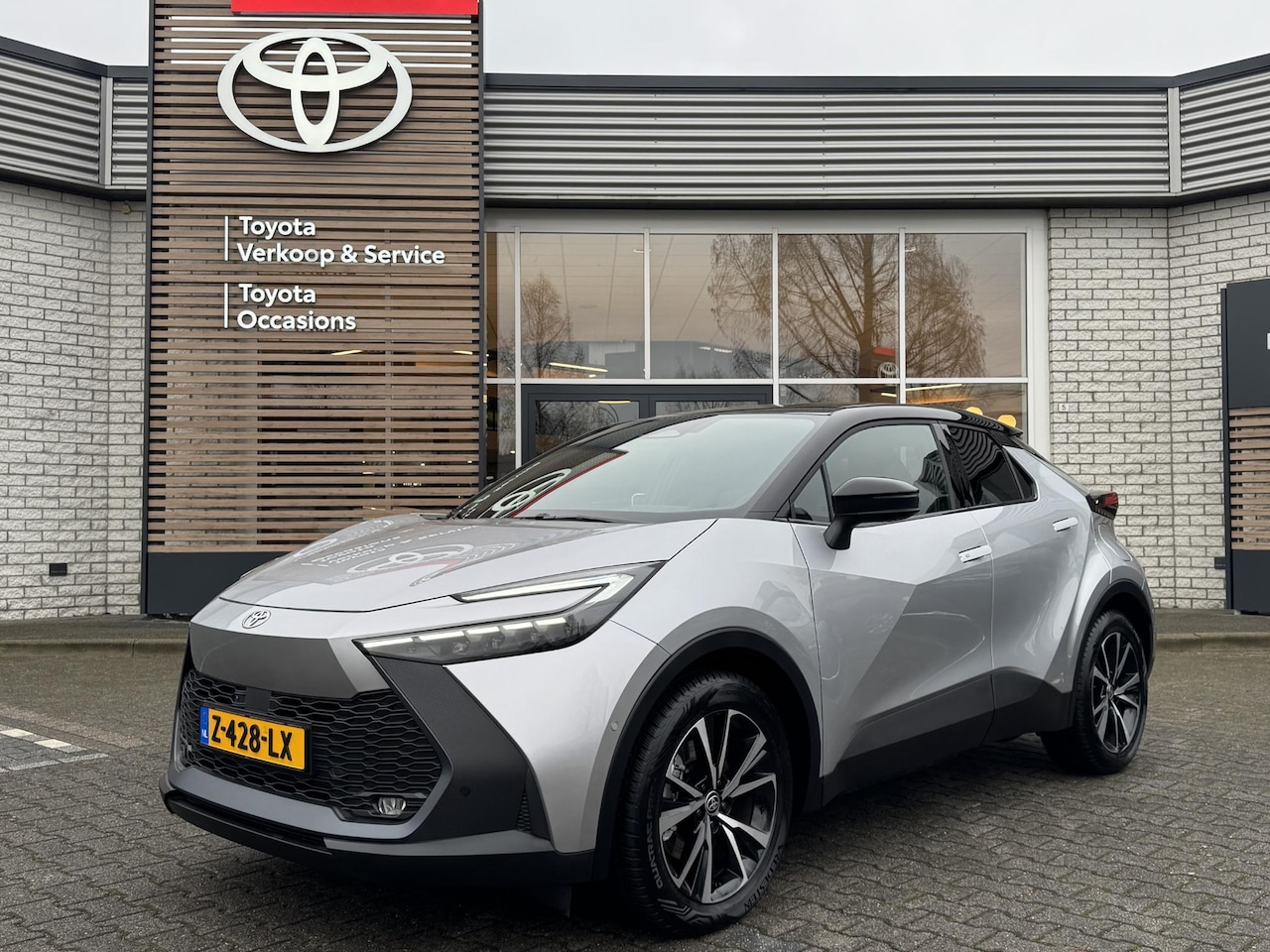 Toyota C-HR - PLUG IN HYBRID 220 FIRST EDITION NL-AUTO 1E-EIG AFN-TREKHAAK STOEL/STUURVER ALL-SEASON LED - AutoWereld.nl