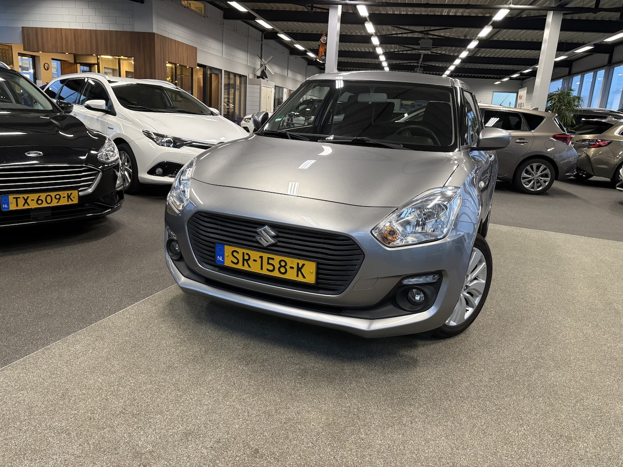 Suzuki Swift - 1.2 90pk Select 5-drs. CAMERA/CARPLAY/AIRCO/LED/STOELVERW./16INCH - AutoWereld.nl