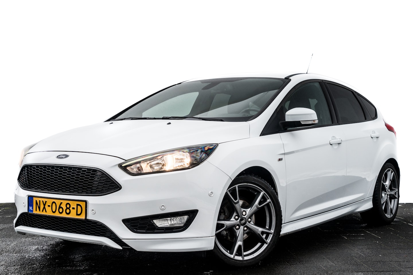 Ford Focus - 1.0 ST-Line | 18 inch LMV | Carplay | Verw. Voorruit | Getint Glas | Climatronic | PDC - AutoWereld.nl