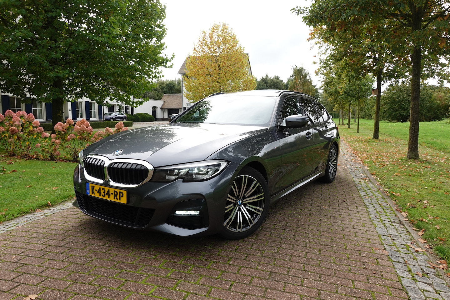 BMW 3-serie Touring - 320i High Executive M-SPORT | Pano | LED | CarPlay | Stoelverw. | Elektr. klep | Camera | - AutoWereld.nl