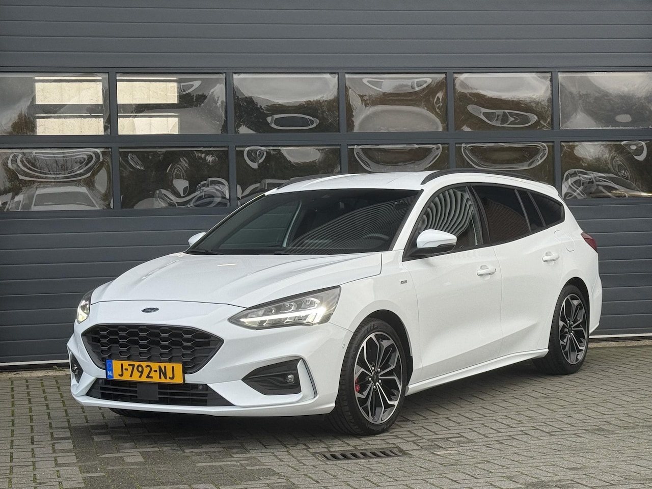 Ford Focus Wagon - 1.0 HYBRID ST LINE X BUSINESS I WINTERPAKKET I 18" LM I P-CAMERA I CARPLAY I NAVIGATIE - AutoWereld.nl