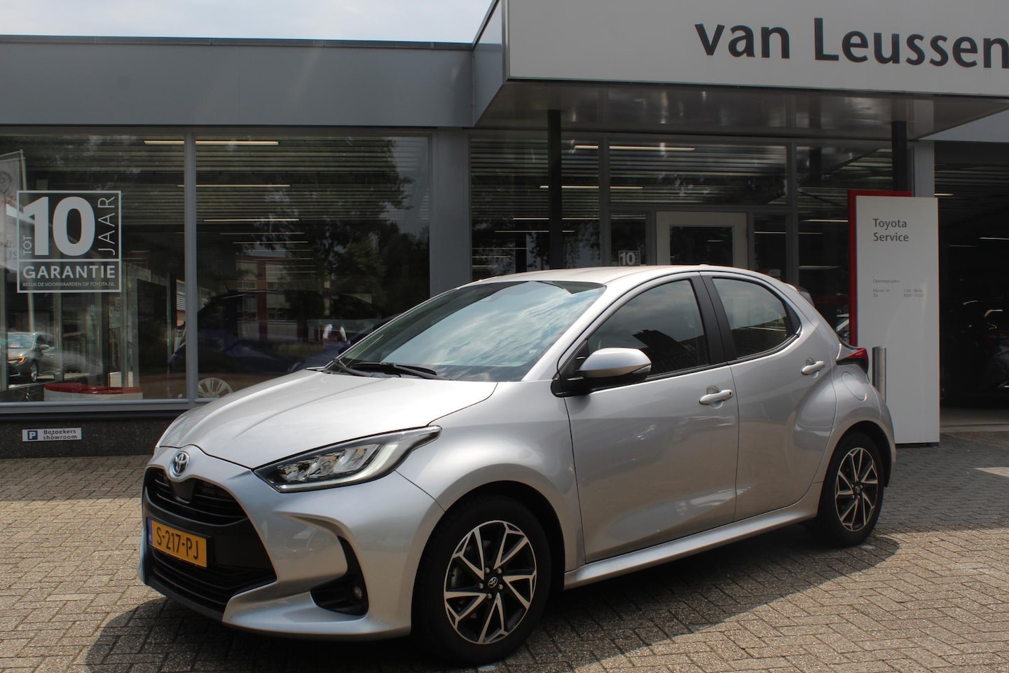 Toyota Yaris - 1.5 HYBRID DYNAMIC LED KOPLAMPEN KEYLESS APPLE/ANDROID AD-CRUISE 16"LM-VELGEN NL-AUTO - AutoWereld.nl