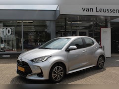 Toyota Yaris - 1.5 HYBRID DYNAMIC LED KOPLAMPEN KEYLESS APPLE/ANDROID AD-CRUISE 16"LM-VELGEN NL-AUTO