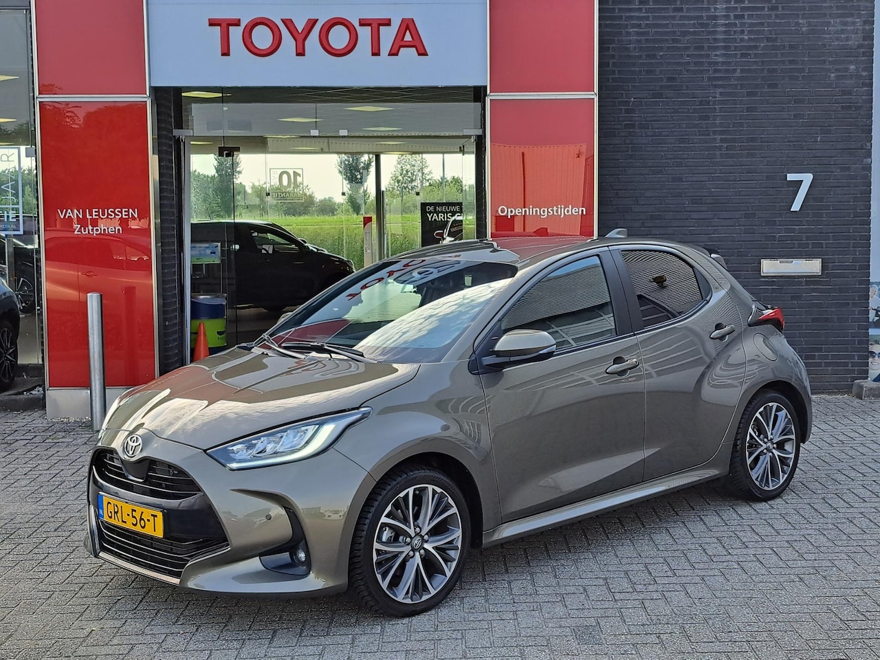Toyota Yaris - 1.5 Hybrid 130 Executive NIEUWE MODEL 130PK PDC NAVI STOEL- & STUURVERWARMING - AutoWereld.nl