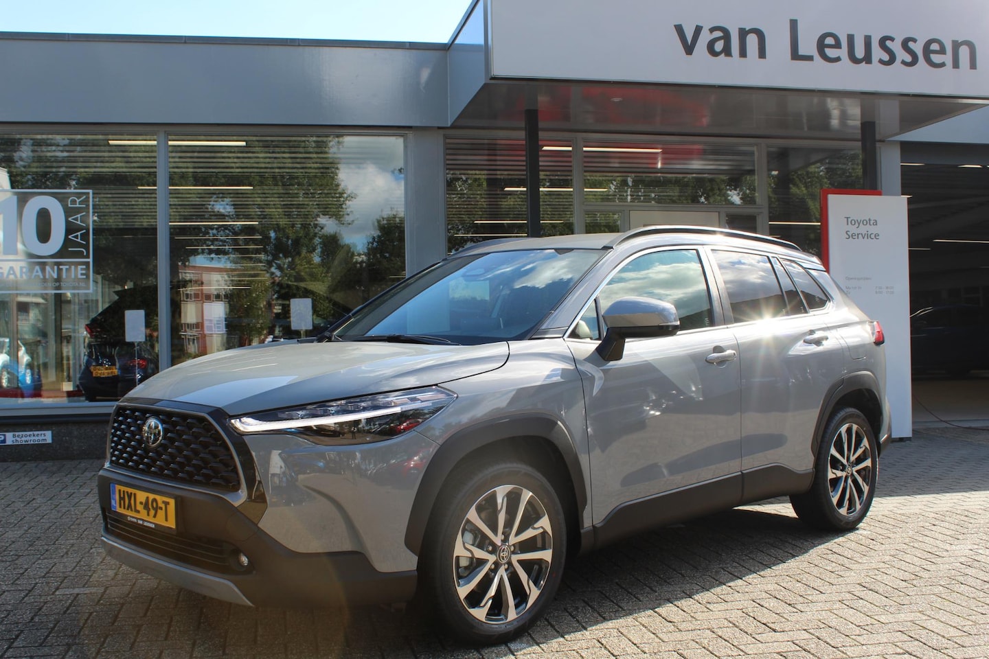 Toyota Corolla Cross - 2.0 HYBRID 200 STYLE STOELVERW. EL-ACHTERKLEP NAVI PARK-SENSOREN BLISS LED 18"LMV PRIVACY- - AutoWereld.nl