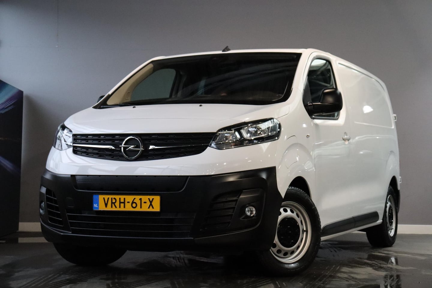 Opel Vivaro-e - L2H1 Edition 75 kWh Lease €524,- ex btw / Carplay / Climate control / Camera - AutoWereld.nl