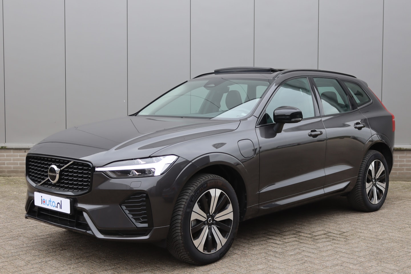 Volvo XC60 - 2.0 Recharge T6 AWD Plus Dark Pano/LED/Leder/Elek. sportstoelen+mem/Keyless/Camera/Virtual - AutoWereld.nl