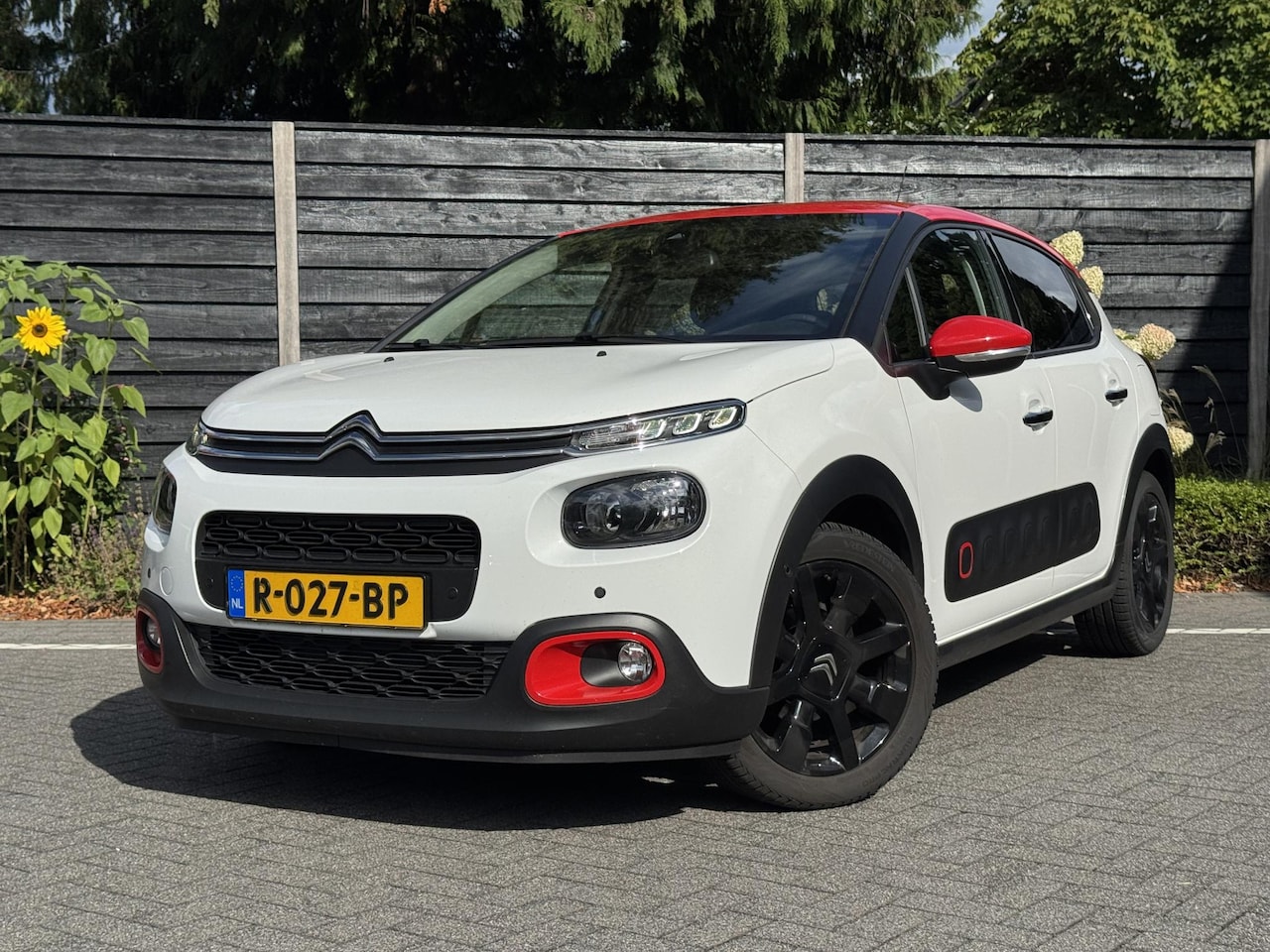 Citroën C3 - Shine 1.2 PureTech 82PK Navigatie, Achteruitrijcamera, Keyless, Stoelverwarming, Parkeerse - AutoWereld.nl