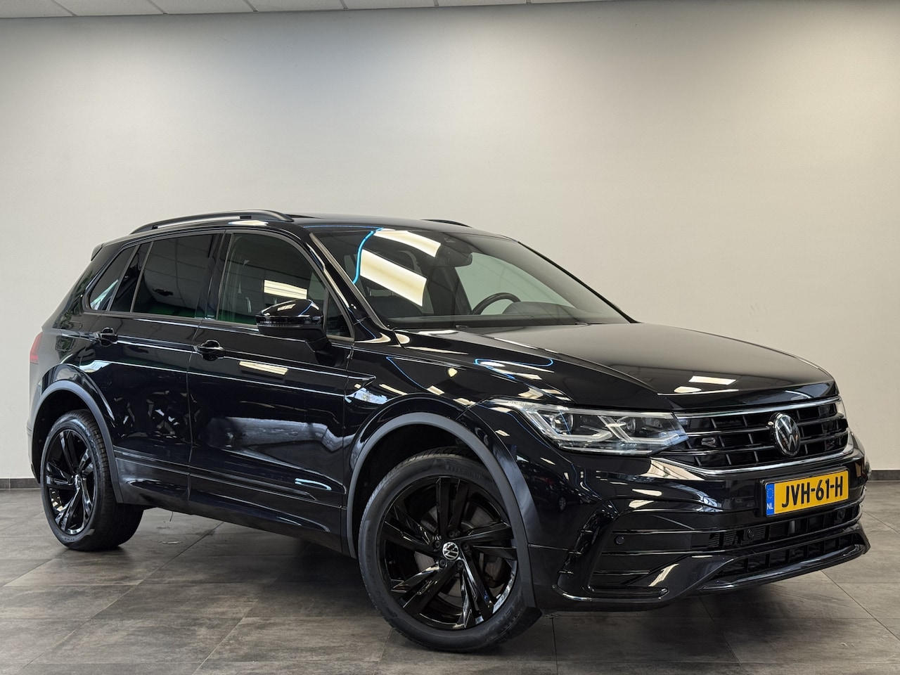 Volkswagen Tiguan - 1.4 TSI eHybrid R-Line Business+ PDC NAVI ACC IQ Light Panoramadak 24 maanden garantie mog - AutoWereld.nl