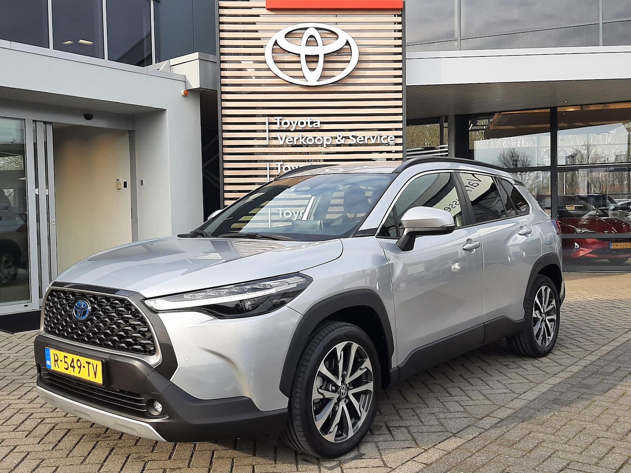 Toyota Corolla Cross - 2.0 High Power Hybrid First Edition BLIND-SPOT ELEK-ACHTERKLEP KEYLESS LM-VELGEN PARK-SENS - AutoWereld.nl